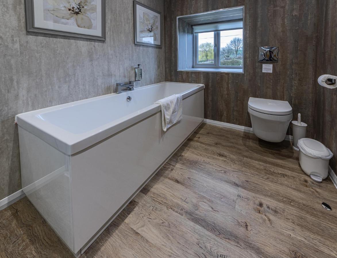Готель Crossways Веллс Екстер'єр фото Bathroom with a shower bath