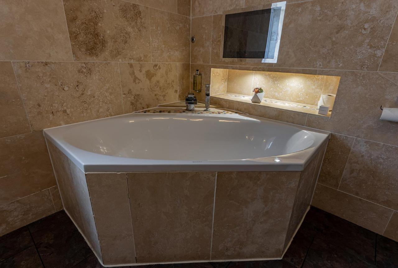 Готель Crossways Веллс Екстер'єр фото A modern bathtub