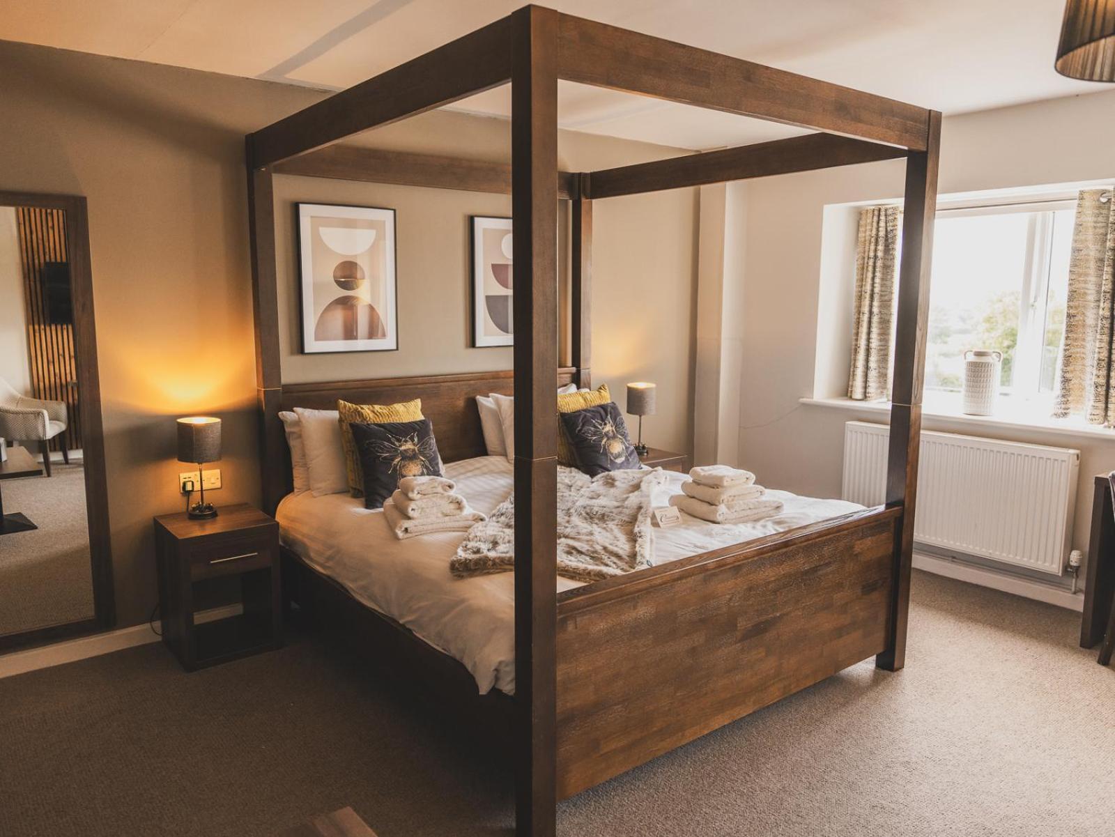 Готель Crossways Веллс Екстер'єр фото A four-poster bed