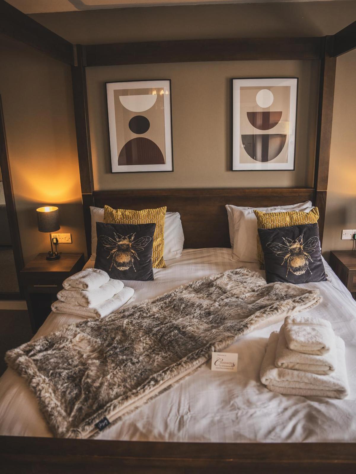 Готель Crossways Веллс Екстер'єр фото A bed with a throw
