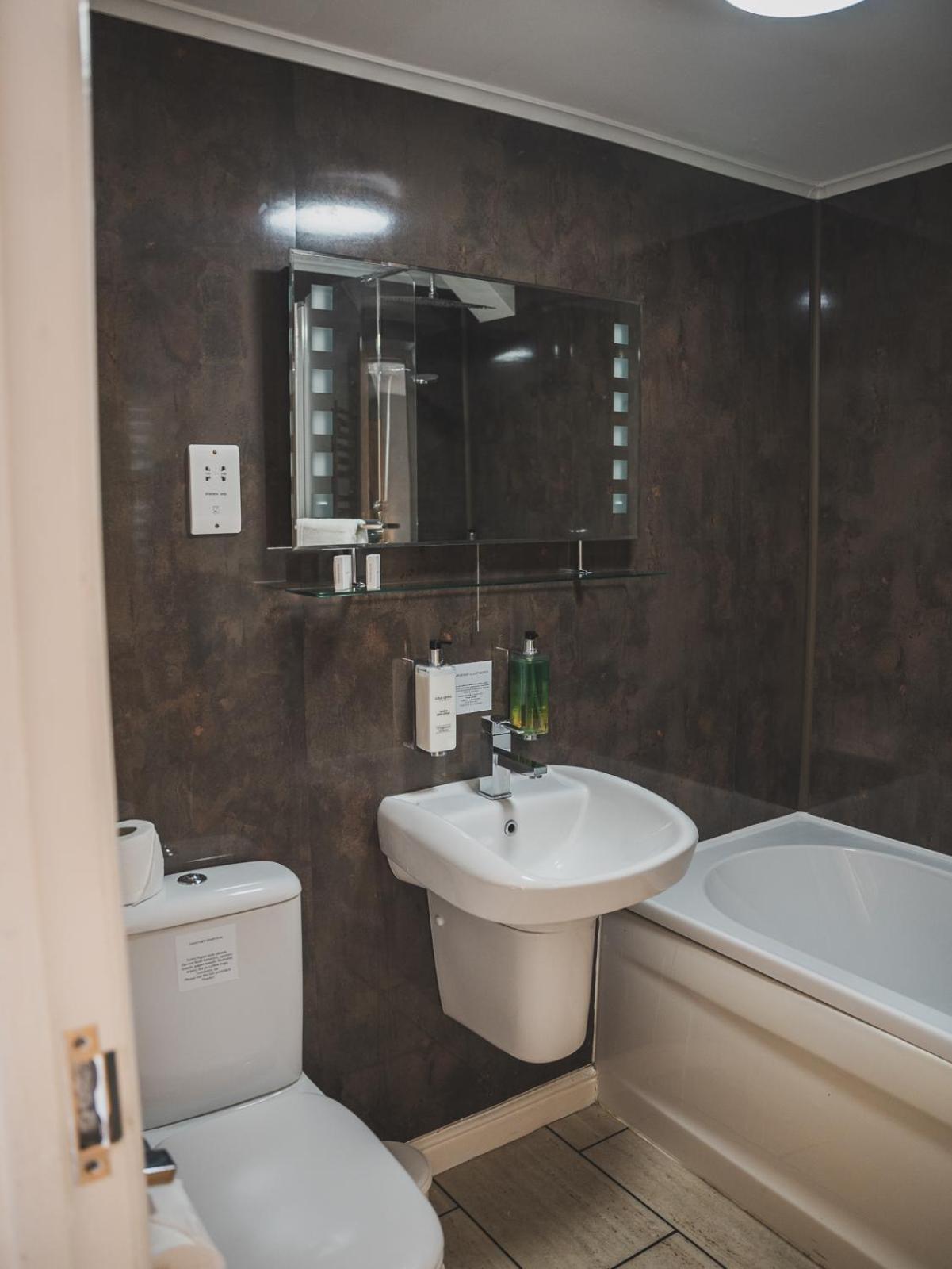 Готель Crossways Веллс Екстер'єр фото Bathroom