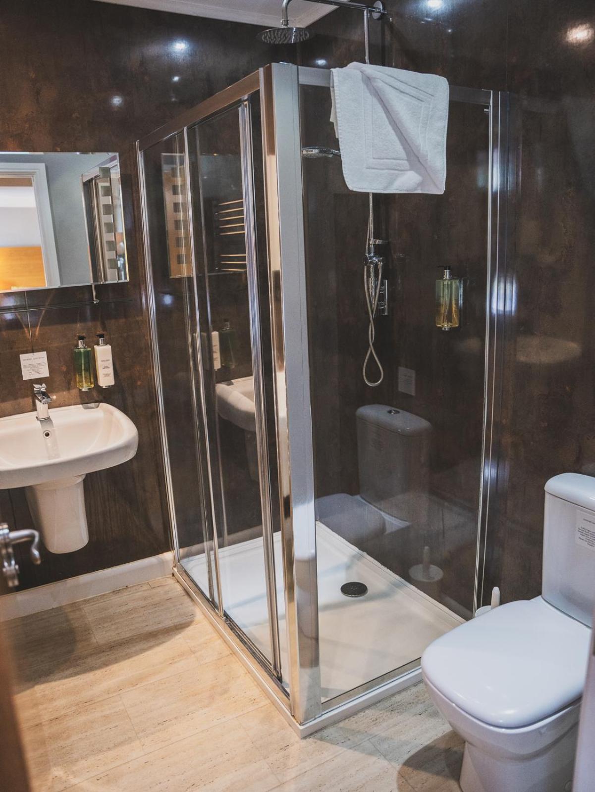 Готель Crossways Веллс Екстер'єр фото A shower cubicle