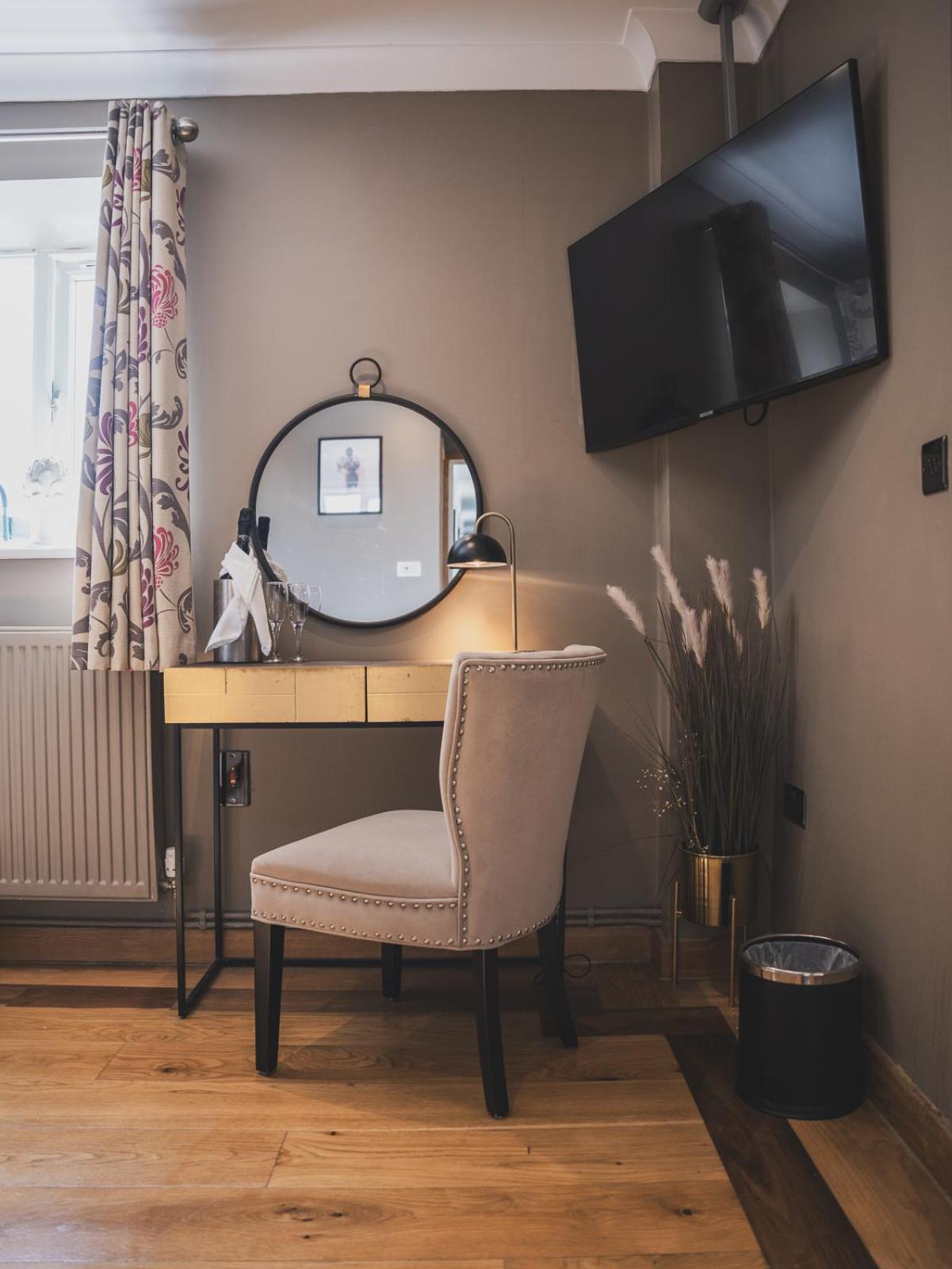 Готель Crossways Веллс Номер фото A dressing table in a bedroom